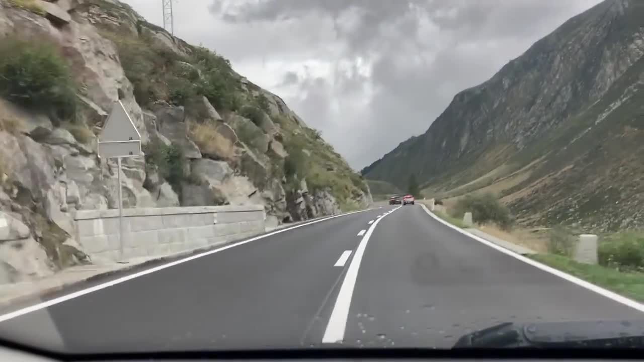 Strade in SVIZZERA CENTRALE..come in Italia giusto??contro chi dalla miseria e dalla merda del SUD ITALIA emigra al NORD ITALIA o va all'estero e dopo un secondo inizia a lamentarsi...