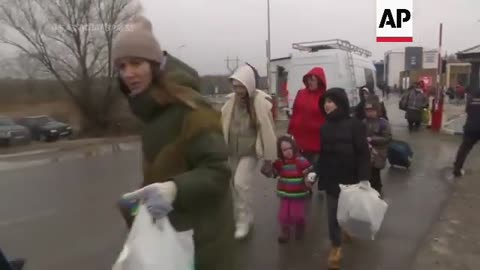 Mujeres y niños ucranianos escapan en masa de la guerra