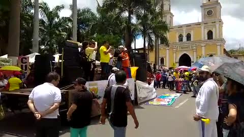 Manifestación de maestros se concentra en la Plaza Cívica