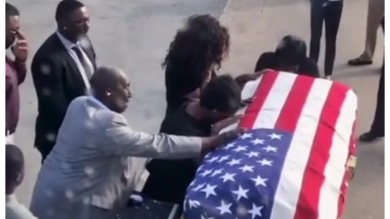 Grieving Relatives of a Fallen Soldier on the Tarmac—Heartbreaking 💔🇺🇸🙏