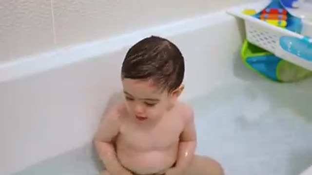 Baby sees bath bomb for the first time .. (HIS REACTION 😳)