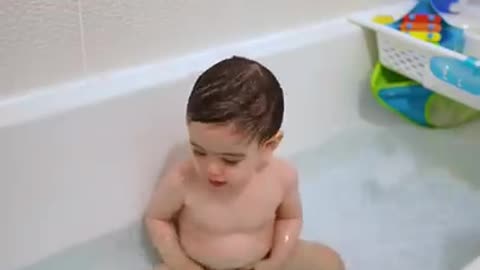 Baby sees bath bomb for the first time .. (HIS REACTION 😳)