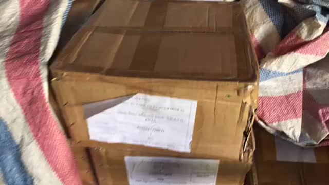 Open the box of books to check the safety reputation 20