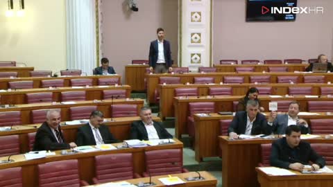 Reiner priča na telefon u Saboru, Pernar poludio na njega: Ovo je dno dna!