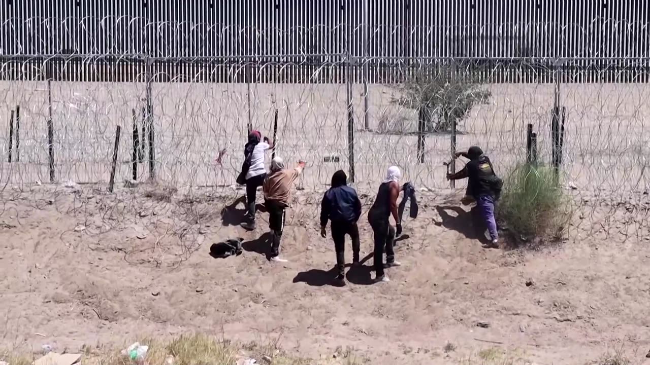 Guards at US-Mexico border pepper-spray migrants