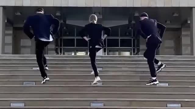 Shuffle dancers