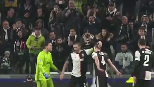 Ronaldo appreciated De Ligt's tackle👏