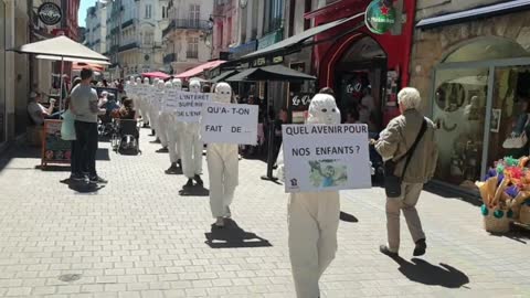 Les Masques Blancs Nantes Action Pancartes le 28 mai