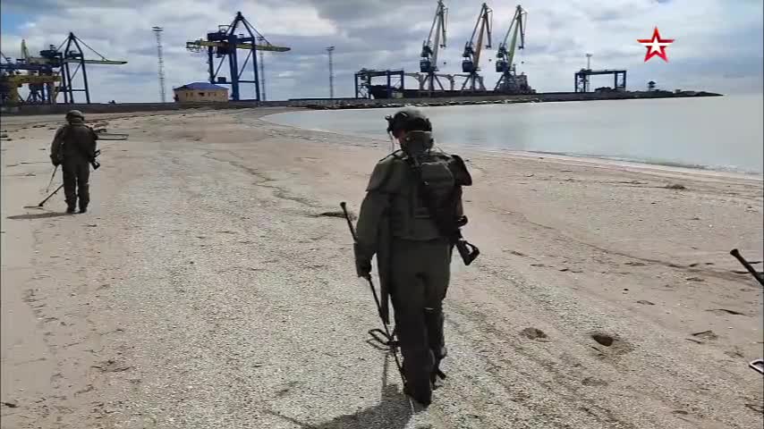 חבלנים רוסים מסלקים את החוף במריופול עם UGV לפינוי מוקשים של אוראן-6