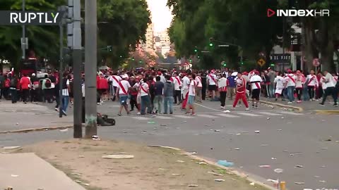 Ratno stanje zbog derbija: Policija pucala gumenim mecima, kaos na ulicama
