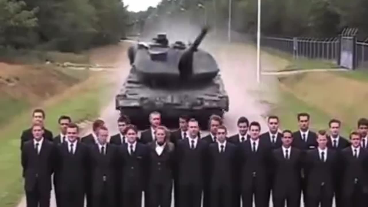 视频为德国豹2的研发团队以身试坦克！CCP所有的行政机关都按照这种模式来问责，保证什么食品安全、医药行业等都将解决所有问题！