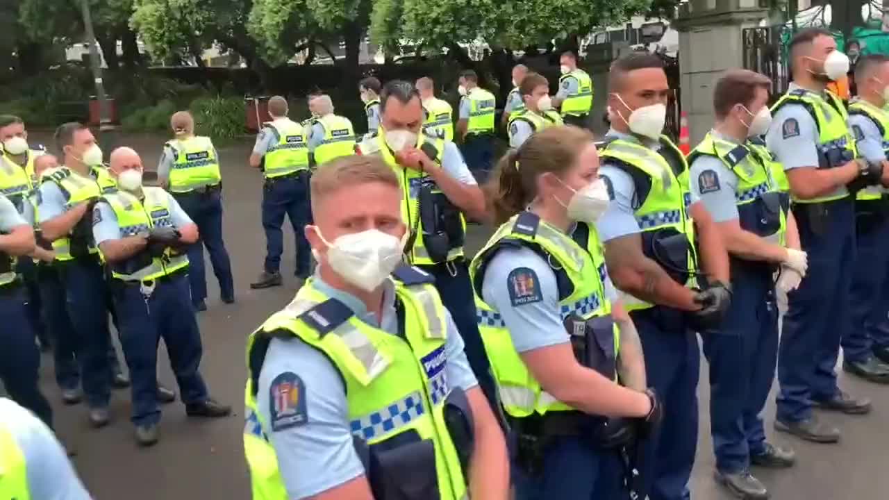 Police trying to demolish Truckers for Freedom Australia