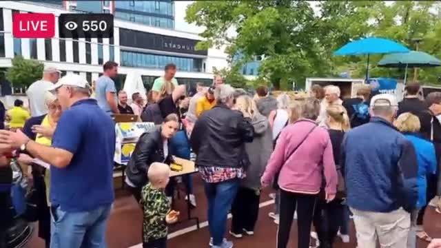 🇳🇱 Dutch Farmers Hand Out Food to Supporting Citizens in the Face of Trying Times