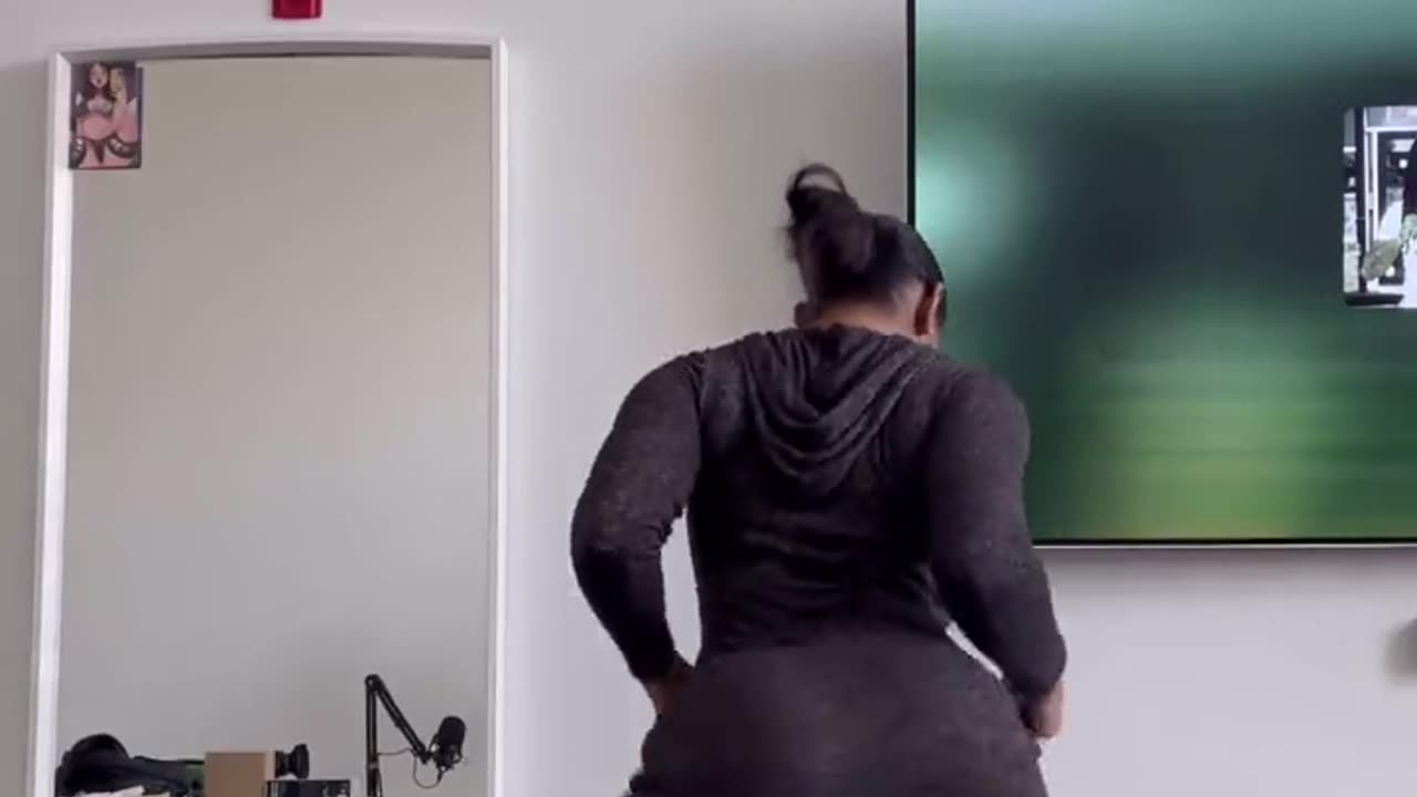 Girl in black twerk..