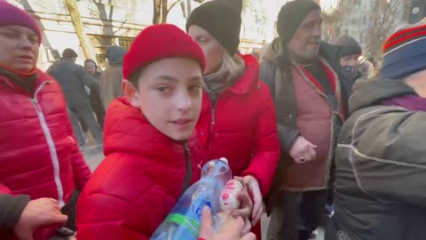 Mariupol emerges from the siege. “Z” forces distribute humanitarian aid in the 21st Micro-District