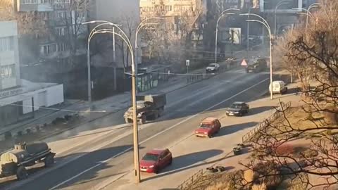 Tanks of the Ukrainian Army are moving towards the airport in #Kyiv