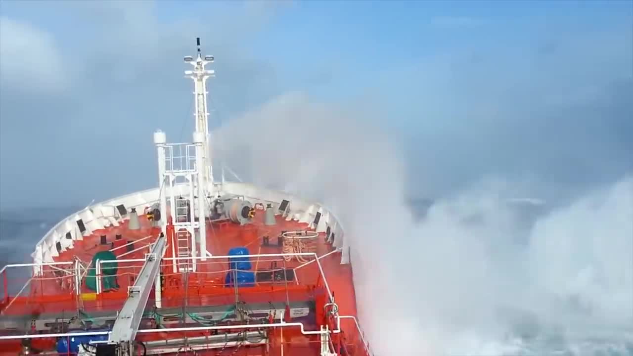 TERRIFYING MONSTER WAVES, Hurricanes & Thunderstorms at Sea