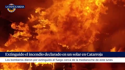 Extinguido el incendio en un solar con decenas de coches afectados por la dana en Catarroja