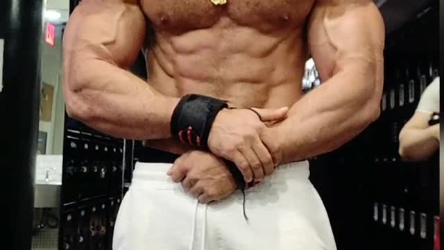 6'2 230lb bodybuilder