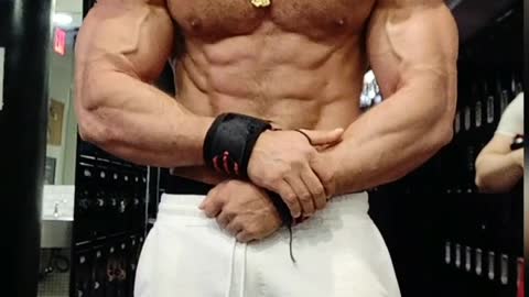 6'2 230lb bodybuilder