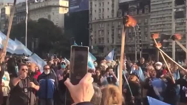 Manifestações contra o atual governo de esquerda tomam conta das ruas de todo o país.