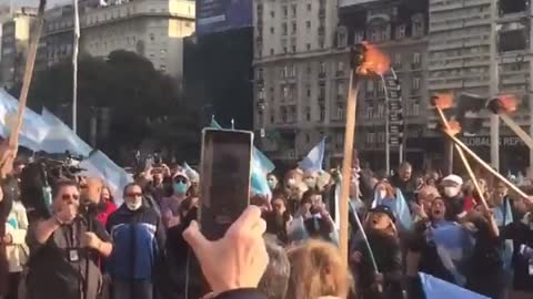 Manifestações contra o atual governo de esquerda tomam conta das ruas de todo o país.