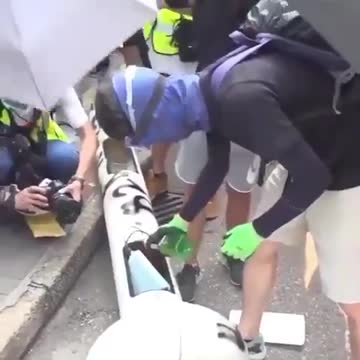 Hong Kong: people are cutting down facial recognition towers