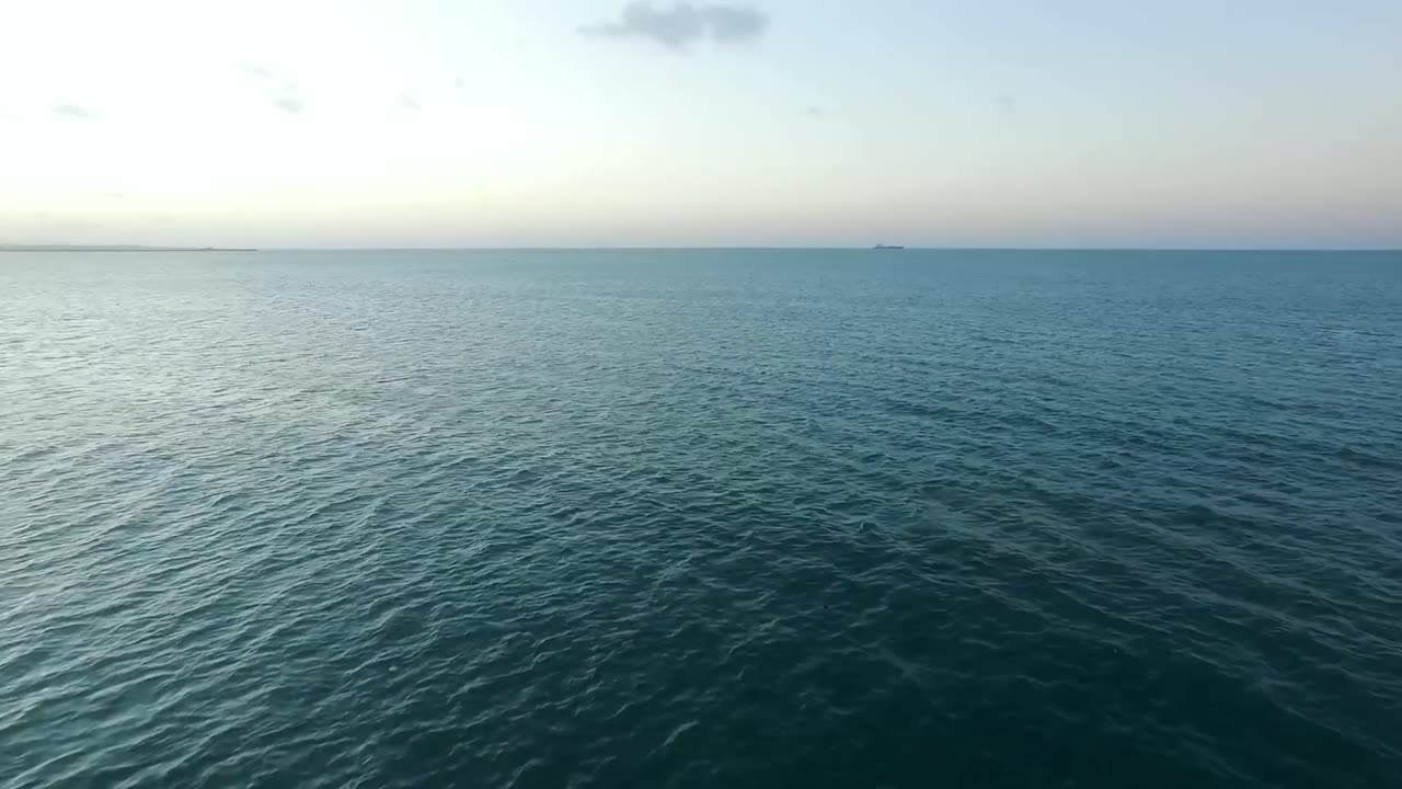 Tranquil Waters: Slow Motion Sea Waves in Serene Green and Blue