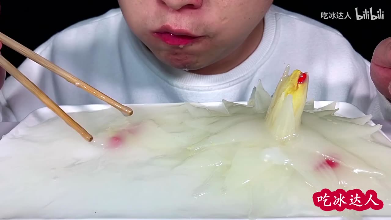 Eat a different kind of boiled cabbage and listen to a different kind of chewing sound