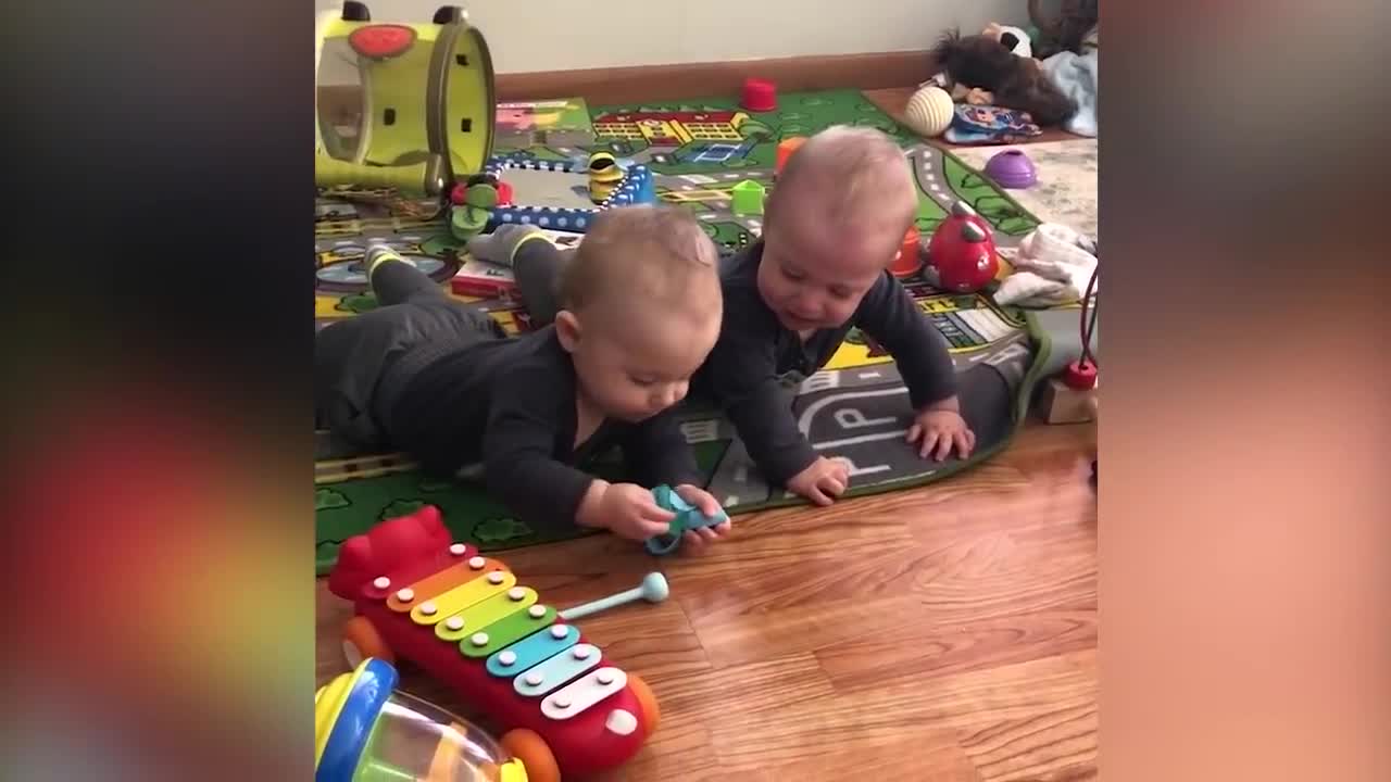 Funny twins baby arguing over evrything. 🙈