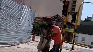 Video registra a un hombre comiendo de la basura en Bucaramanga