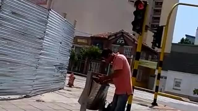 Video registra a un hombre comiendo de la basura en Bucaramanga