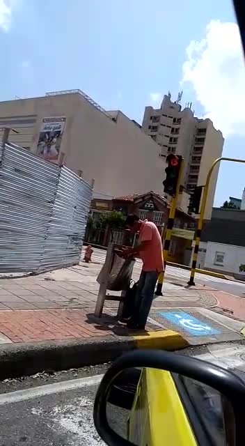 Video registra a un hombre comiendo de la basura en Bucaramanga