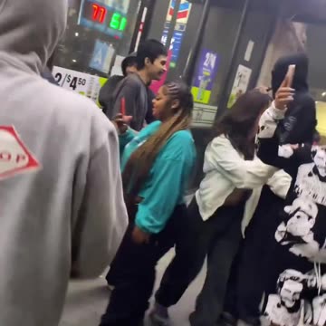 🚨 BREAKING: 7-Eleven Gas Station Looted by Mob in Los Angeles