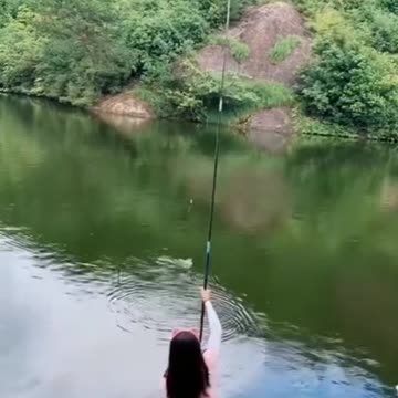 AMAZING WOMAN COUGHT BIG FISH