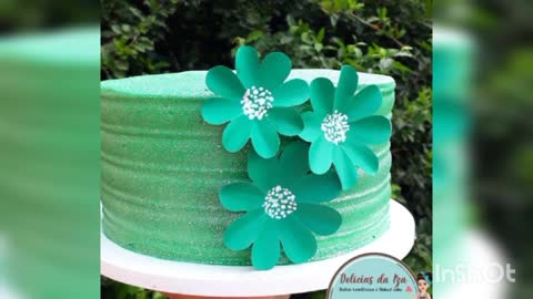 Bolos muito lindo com cobertura de chantilly