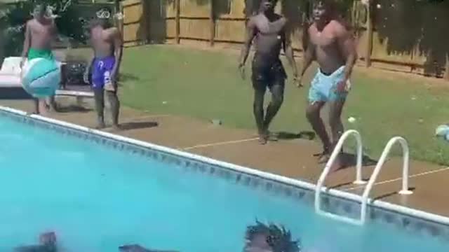 Bro ABSOLUTELY sold 😭😅 @Certified.r0bbig #basketball #pool #fail