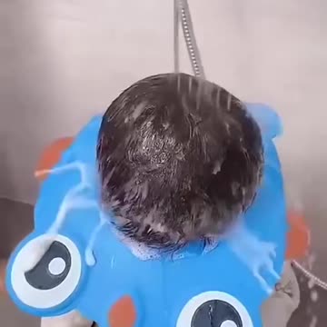 Mother finds a unique way to wash kid hairs