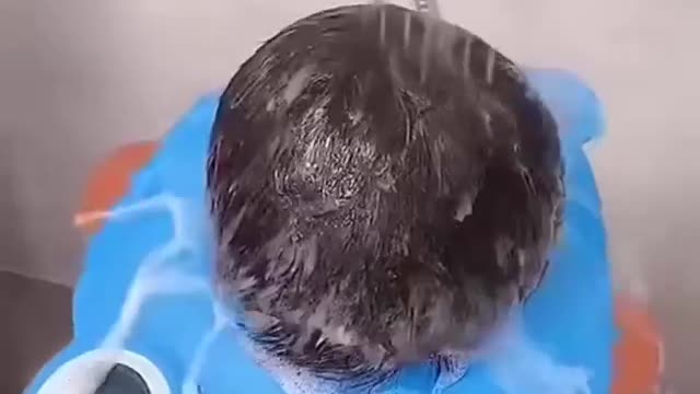 Mother finds a unique way to wash kid hairs