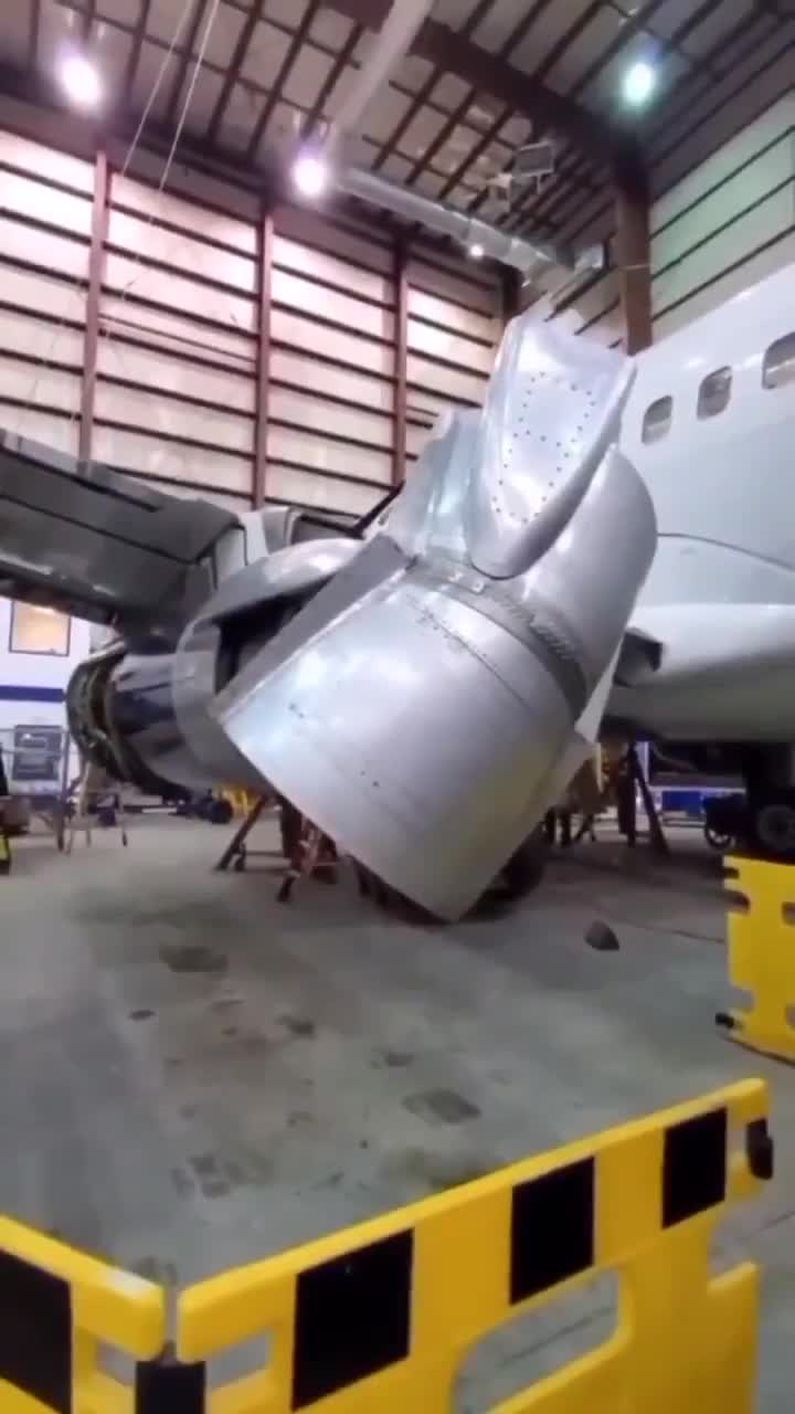 Boeing 737 reverse thrust
