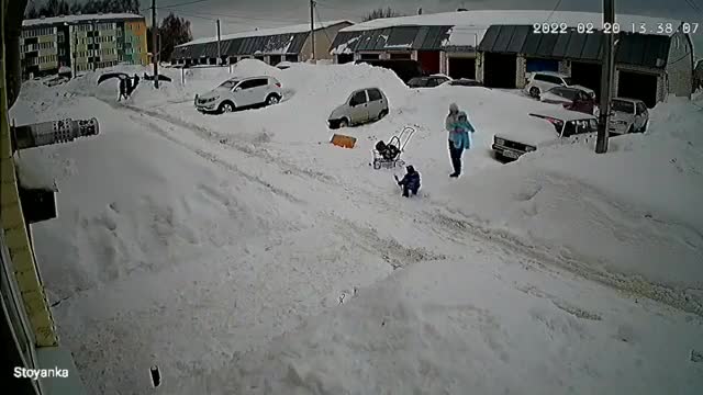 Shocking moment when mother and children escape an avalanche descended from a roof