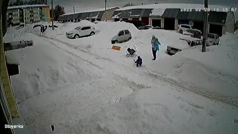 Shocking moment when mother and children escape an avalanche descended from a roof