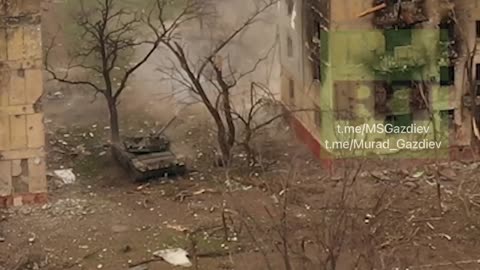 A DNR tank destroys a Ukrainian sniper and machine gun nest