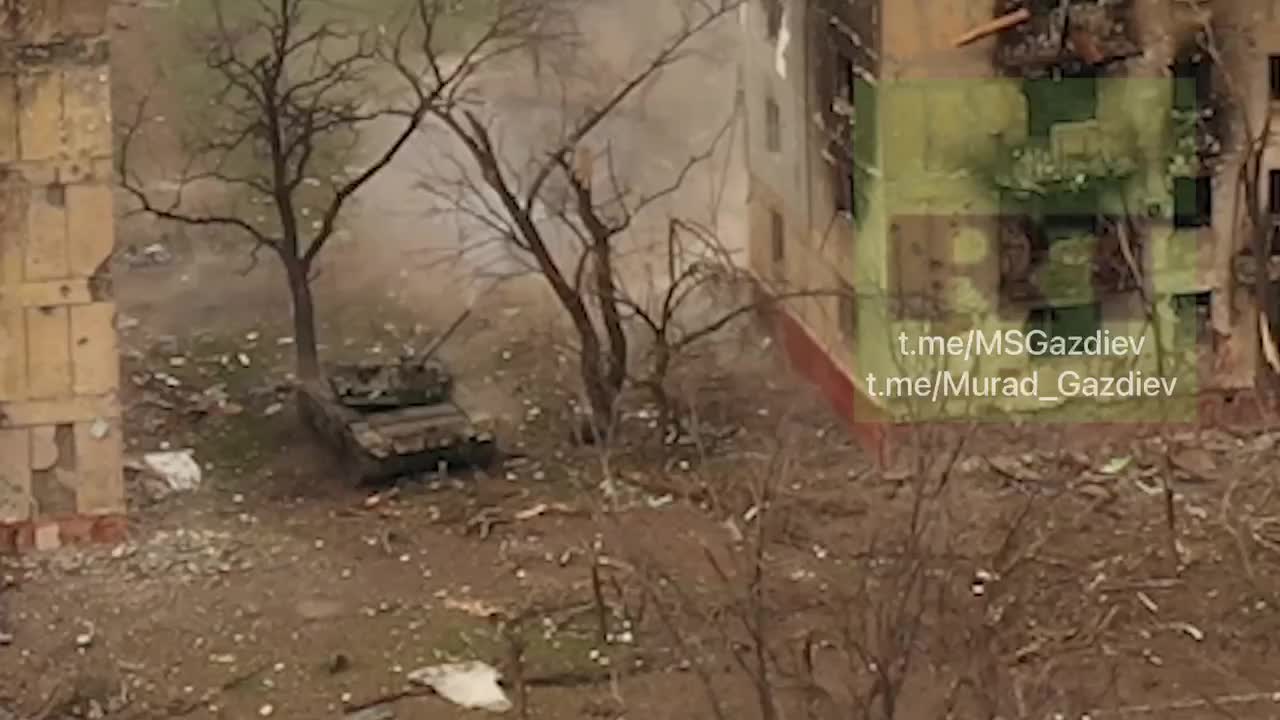 A DNR tank destroys a Ukrainian sniper and machine gun nest