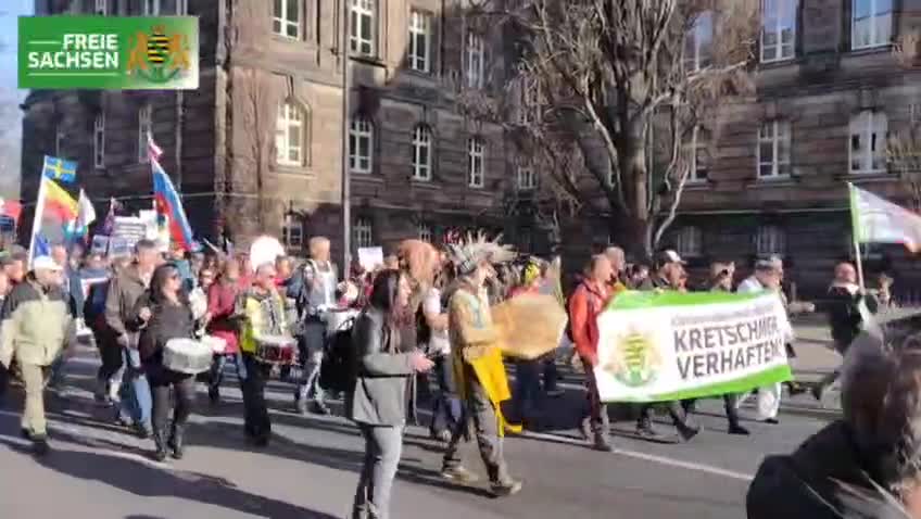 Tausende Sachsen protestieren vor der Dresdner Staatskanzlei. Und fordern: Kretschmer verhaften!