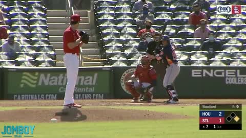 Yadier Molina tricks a runner