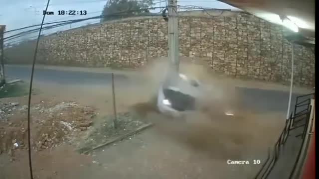 A terrible accident occurred in Limpio, Paraguay, where a car was ripped in two by a violent impact