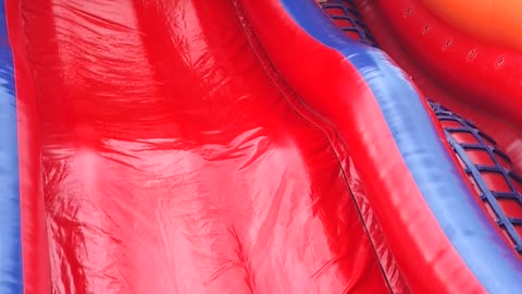 девочка скатывается с дракона