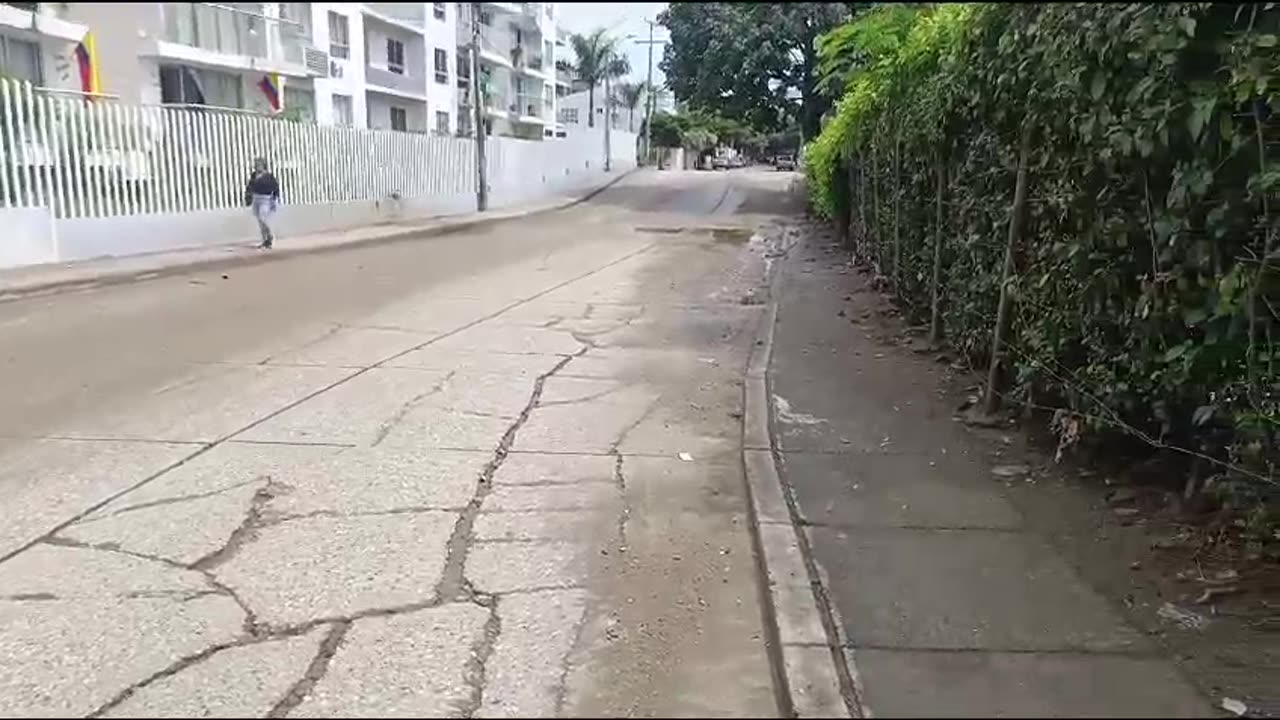 Distrito secó calle inundada en el Country