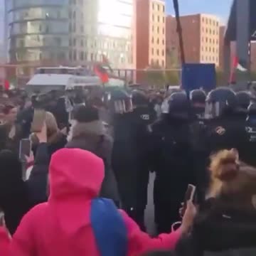 🚨 Absolute Mayhem with Pro Hamas Protesters and the German Police